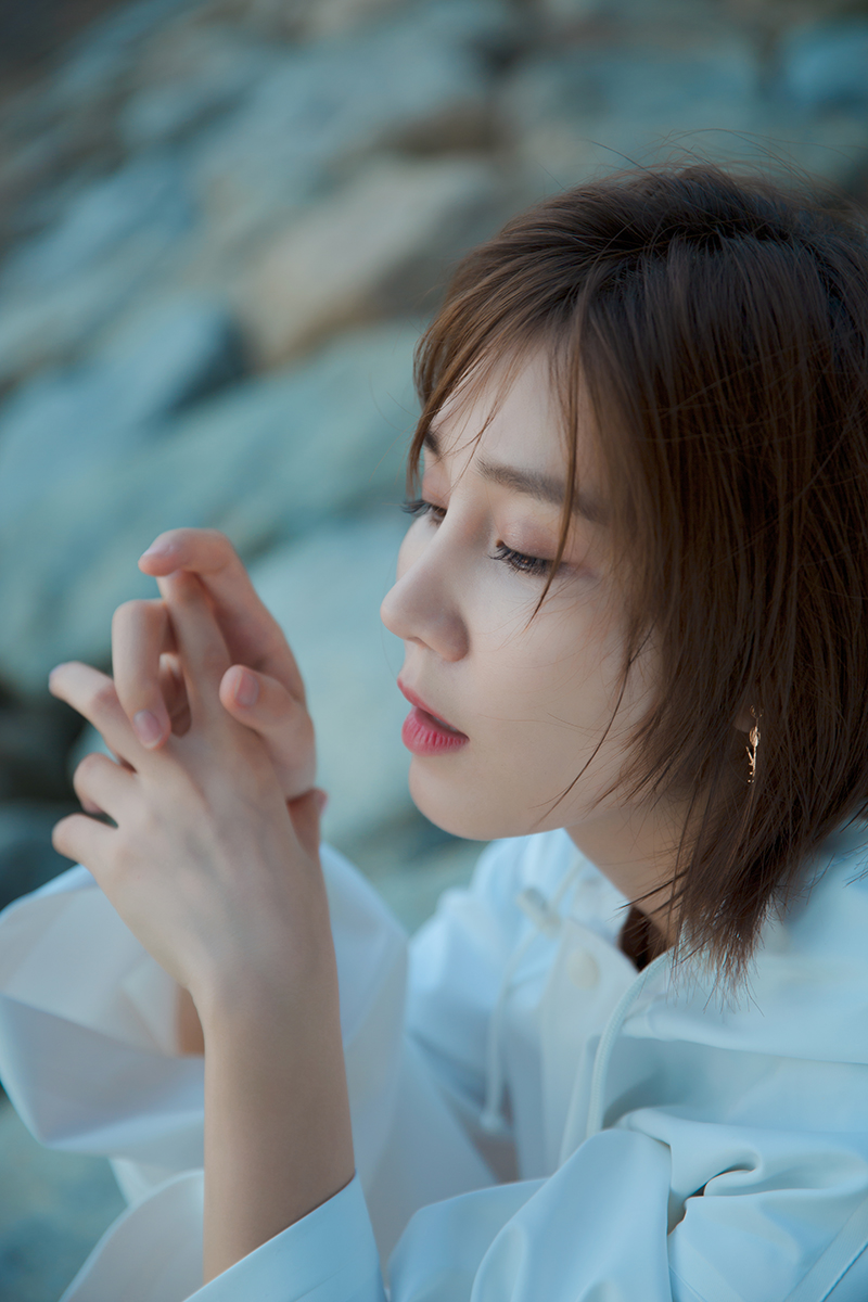 蓉卓"蓝色系"写真曝光 清爽率性气质满分