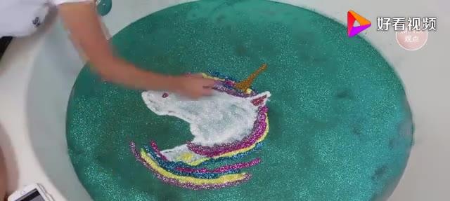 外国大姐童心未泯,用50瓶闪光粉泡澡,起来后全身发光!