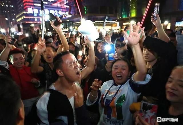 贵阳花果园"舞王"和他的千人蹦迪舞团