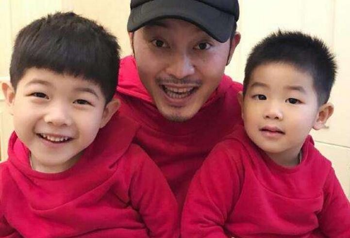 小鱼儿变身型男,穿红色正装摆搞怪pose,网友:好有范儿