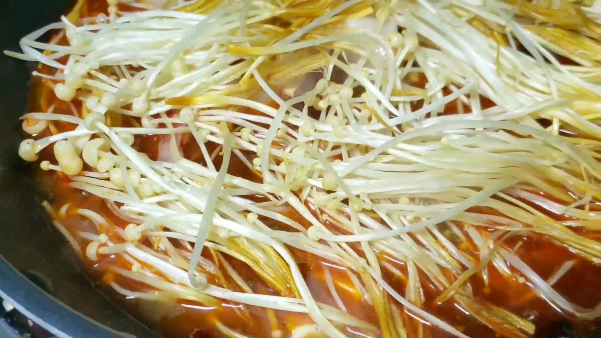 不出门就做美食,花鲢鱼头鱼骨一起煮豆腐,加上金针菇味道很不错