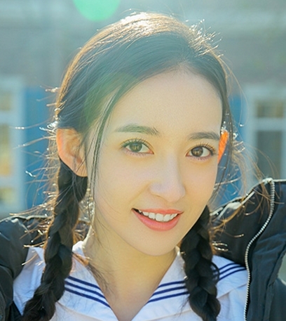 康宁自曝最新校服写真,简单别致的校服更衬出她的清新软萌