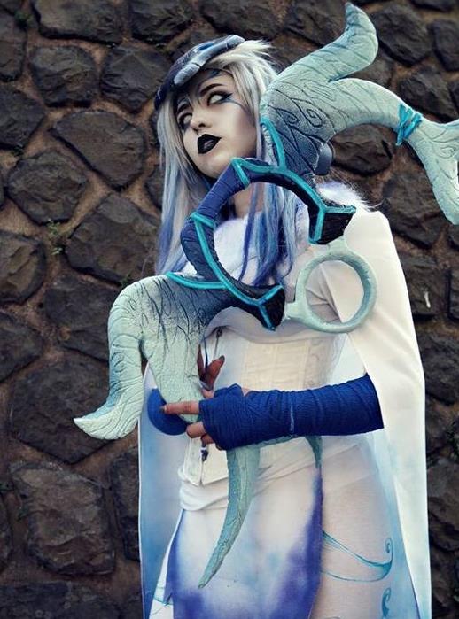 图片中扮演的角色是傲之追猎者雷恩加尔,也就是狮子狗啦,这个是女生