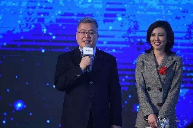 "主持夫妇"王世林董倩素颜出境,干净大方气质出众