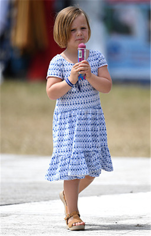 王室萌娃米娅公主穿连衣裙配bobo头似洋娃娃,狂舔冰淇淋变表情包