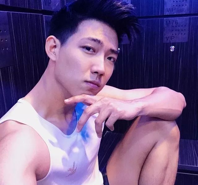 运动系的小狼狗,精壮的身材男友力满点,一起来看吧!