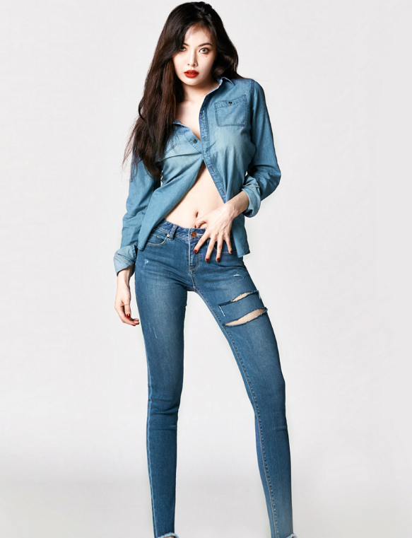 星时尚#韩国人气歌手金泫雅为时尚品牌拍摄了一系列的画报.