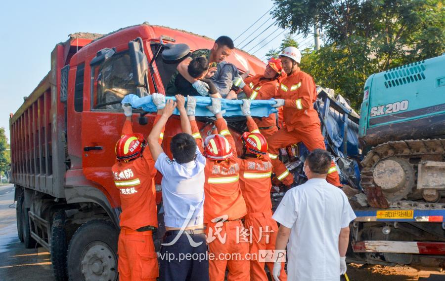 湖北老河口:车祸现场 众人营救被困司机