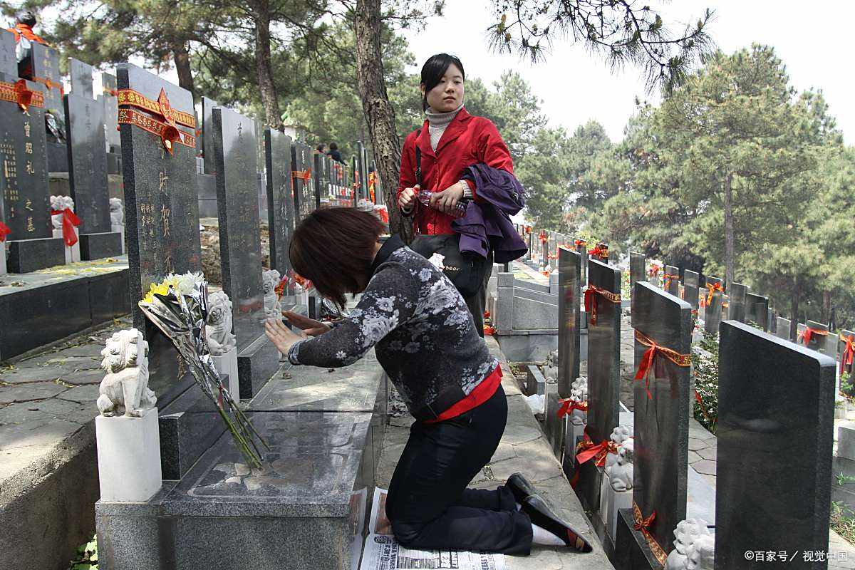 清明节祭祀扫墓.