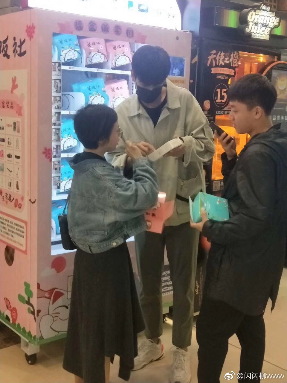 路人商场偶遇胡一天 皮皮胡带助理一起玩抽盒子