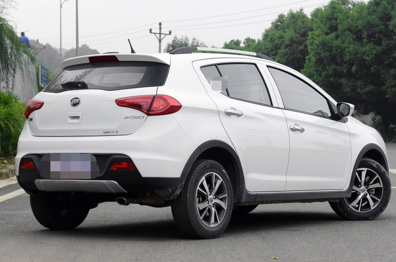 力帆汽车x50外观没什么可挑剔的,整体外观更是高端大气,简单而又不