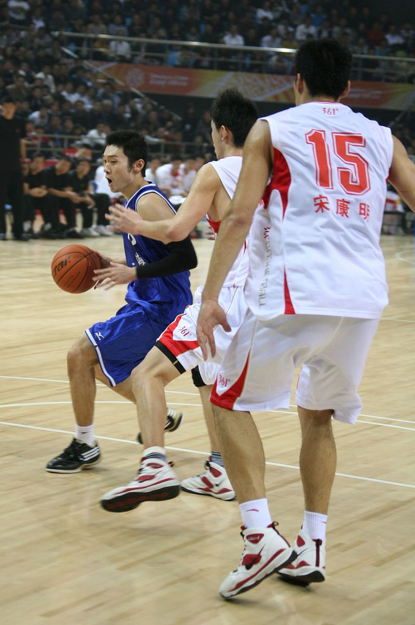 篮球中的"翻腕"是指球员在运球过程中手腕翻转掌心朝上,改变球的控制