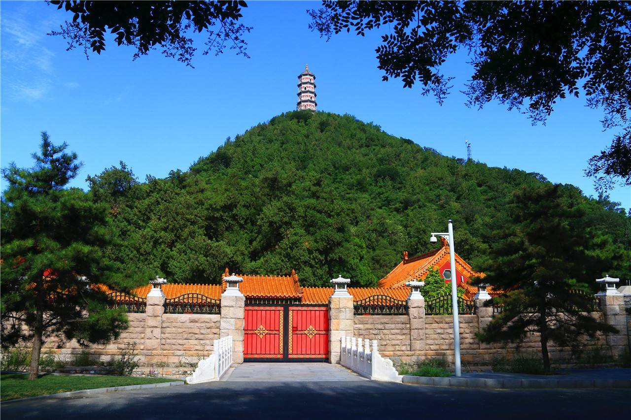 北京西郊有个玉泉山,老远地就能看见那巍峨的宝塔高高地耸立在山巅,使