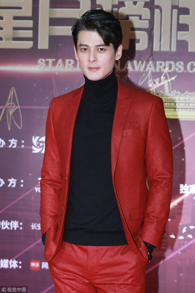 郭品超毛呢西装高领衫 红黑配高大帅气