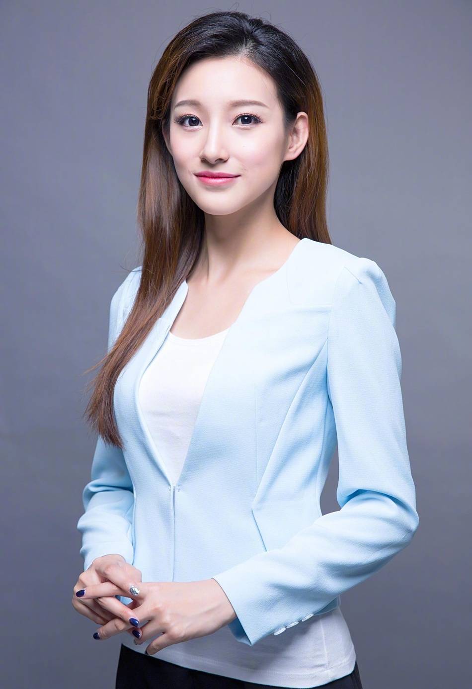 当足球女主持的她不仅长得漂亮身材更劲爆,是什么让她一夜爆红?