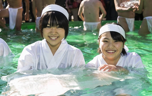 日本"共浴"现象!1女子与小12岁外甥共浴17年,女子:他还小