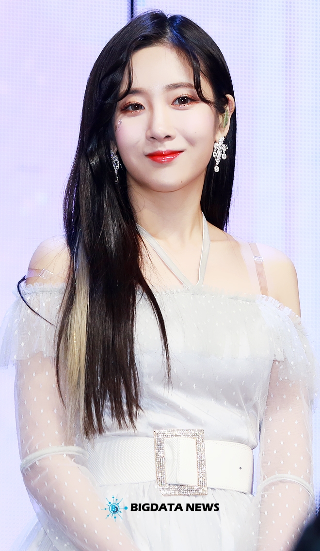 韩国女团lovelyz出席新专辑发布会:7位少女一席白衣胜似仙女!