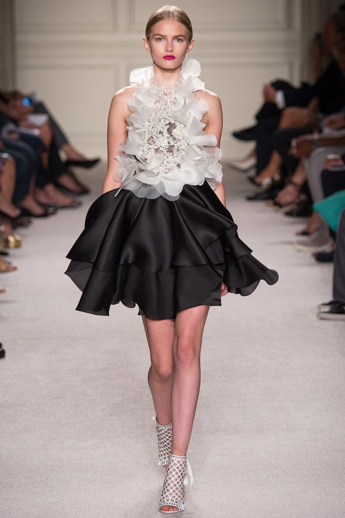 女模特在t台上自信优雅,走秀落落大方,这身时装设计感十足,尽显国际