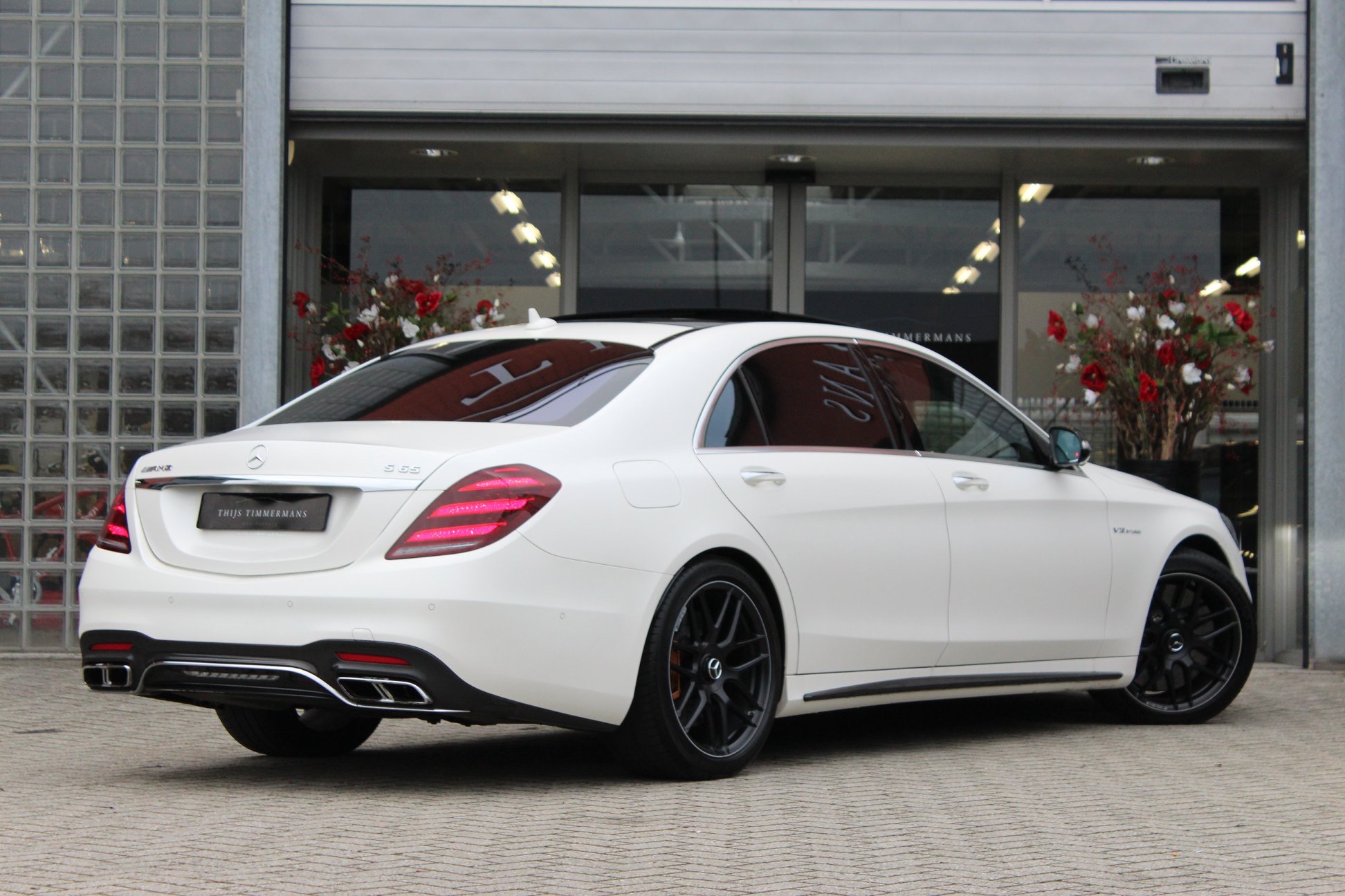 奔驰大队长s65amg,白色的外观也很帅