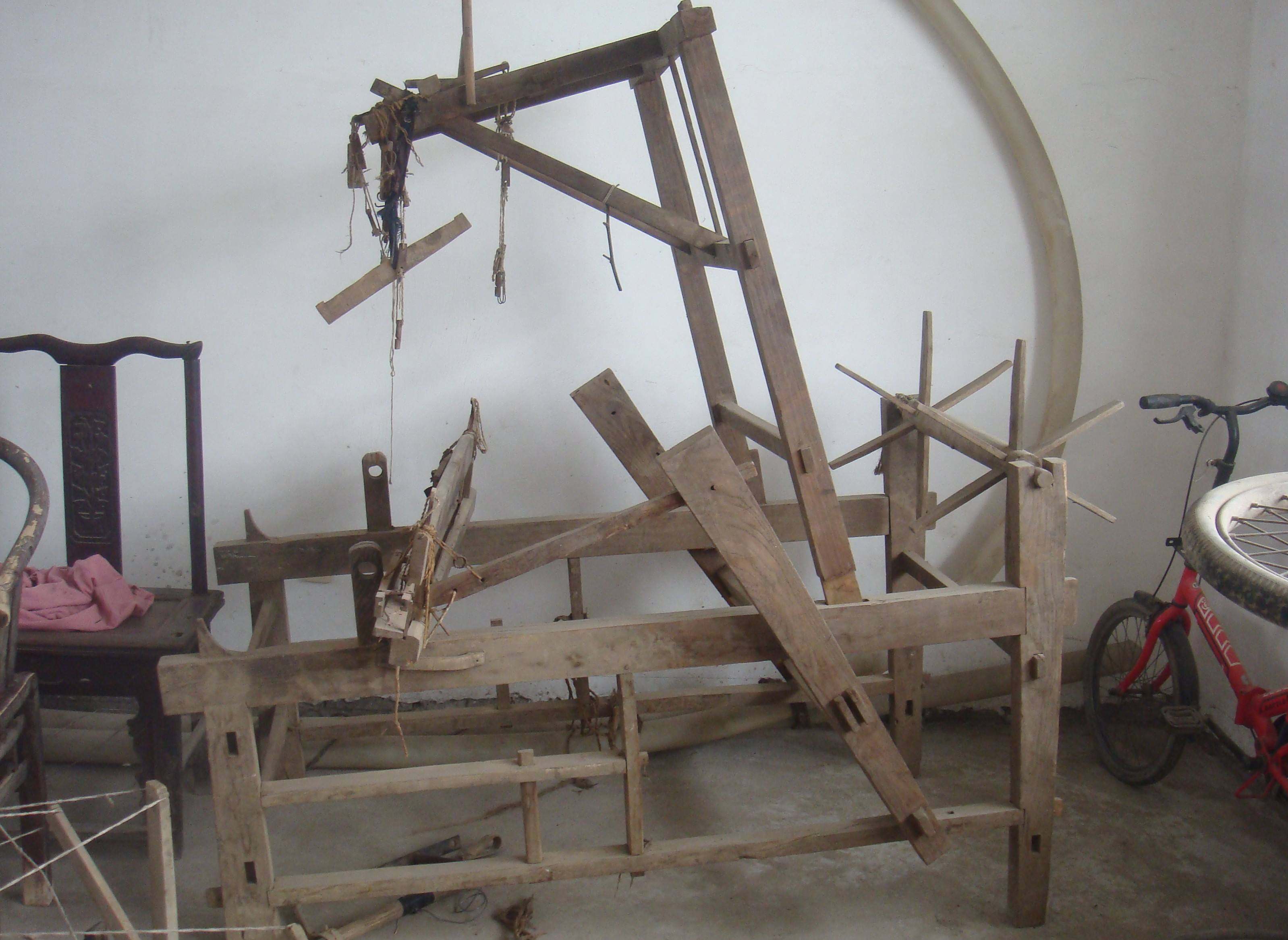 只有在农村才能见到的罕见物,织布机已经没有人见过了