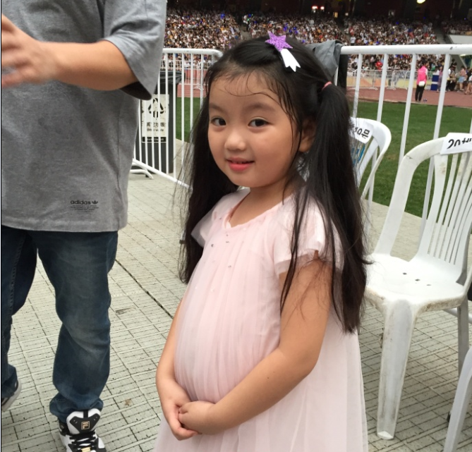 如今的阿拉蕾回归了正常生活,时刻陪在父母身边,吃得好玩得开心,越长