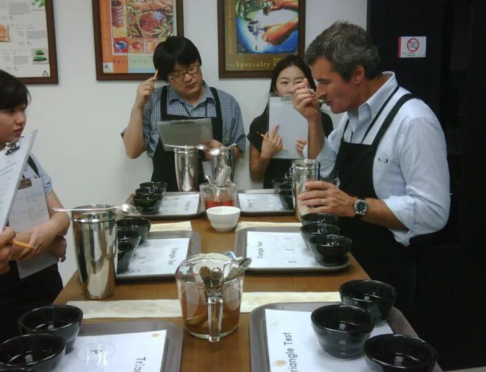 品尝咖啡要先含在嘴里再喝下去吗?