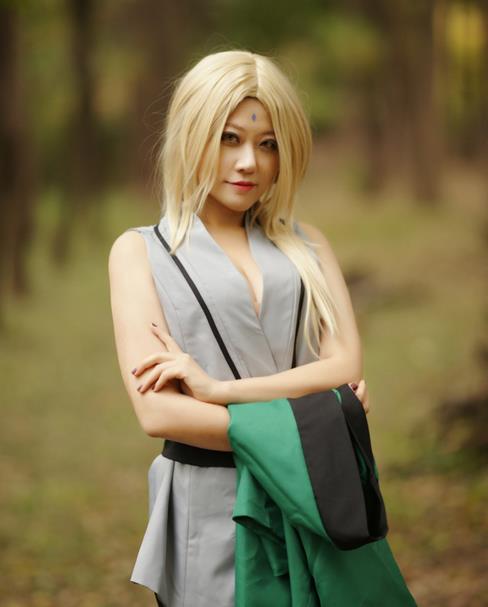 火影忍者纲手cosplay,网友:纲手奶奶披衣抱肘的动作,太酷了!