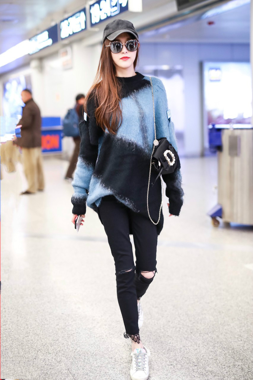 唐嫣头戴黑色棒球帽