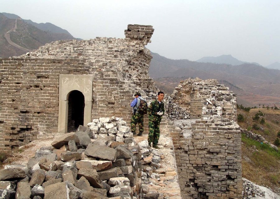 在一些地方,长城被严重的消耗破坏,被风沙掩埋掉,已经消失殆尽了.