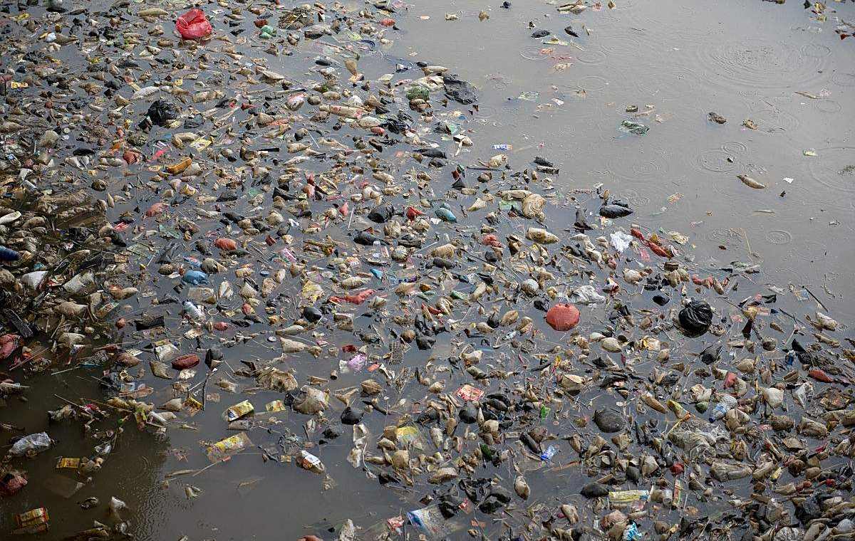 全球"最脏"的首都,城市里没有一个垃圾桶,垃圾堆成17层楼高!