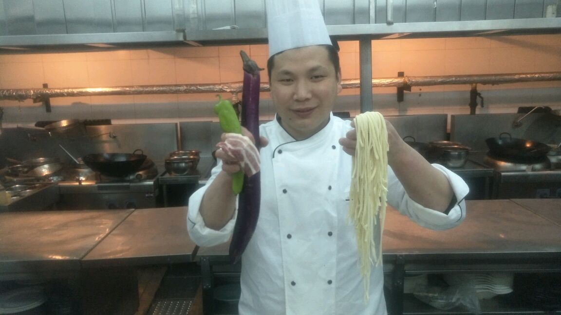 酒店大厨教你:“茄丁打卤面”操作简单,老人孩子都喜欢