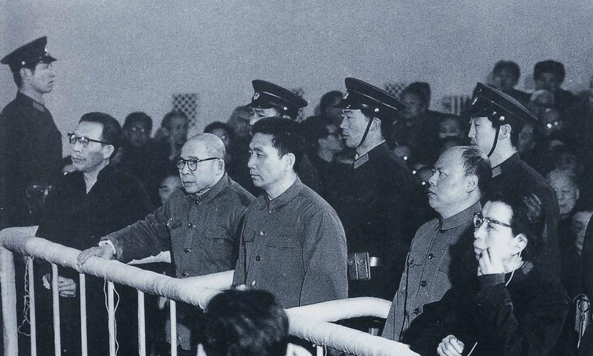 王洪文38岁时担任正国级,当农民的弟弟想进城做工,他怒道:不行 王洪文38岁时担任正国级,当农民的弟弟想进城做工,他怒道:不行