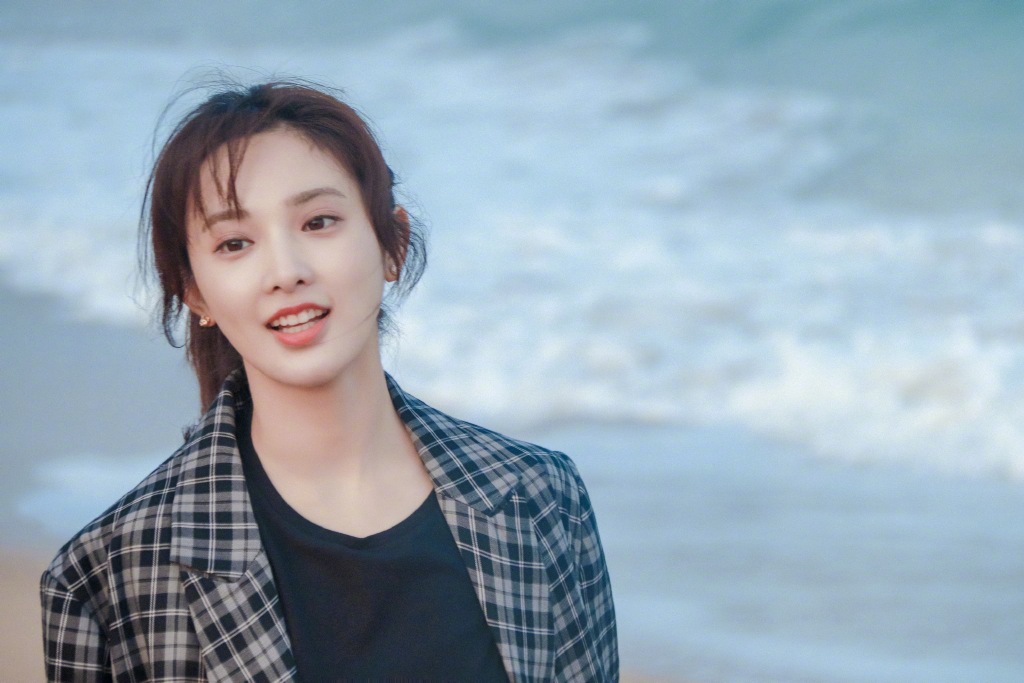 彭小苒海边写真,高扎马尾,格纹衬衣,尽显活力又时尚的少女气息