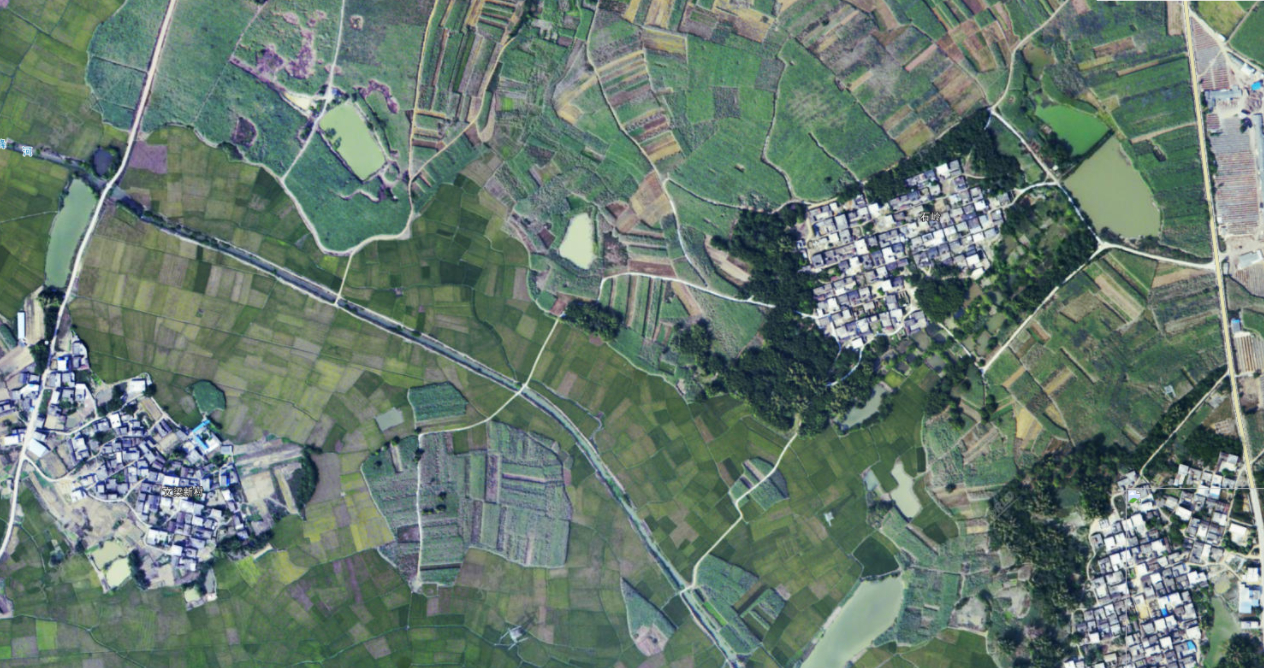 从卫星上看农村是什么样的呢?田地与房屋交错,形状有趣