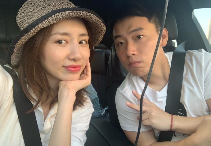 158公分邹凯与163妻子,七夕节秀恩爱,曾被队友女友骗巨款