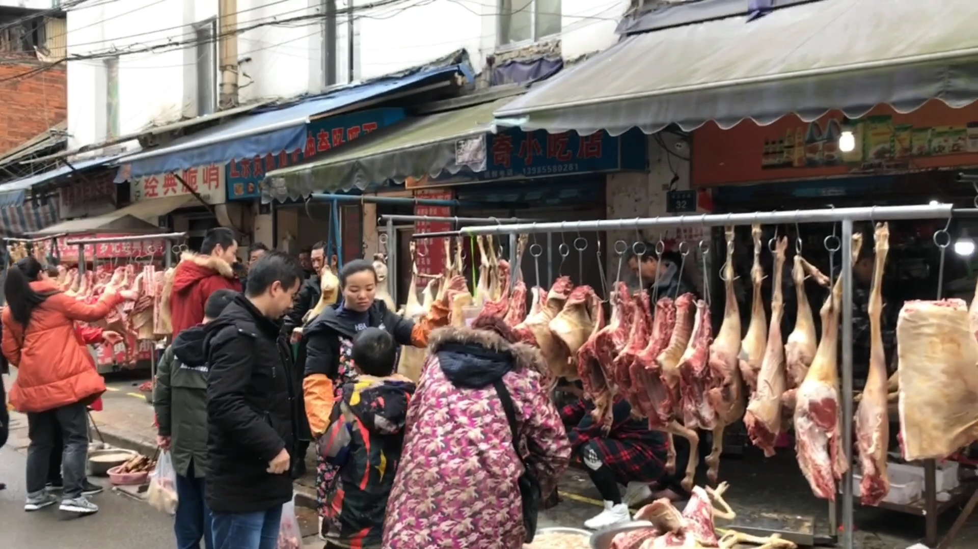 冬至临近,贵阳这条街挂满了羊肉、狗肉,这里的价格很便宜!