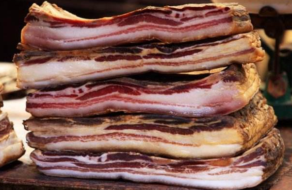 正宗云南腊肉,除了放盐,这"2样"才是关键,放10年不坏更入味