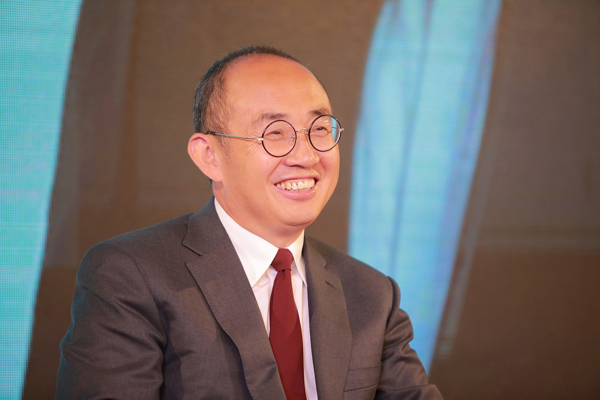 2012年,碧桂园创始人杨国强和高管们喝酒说:"兄弟们跟了我这么久了,我