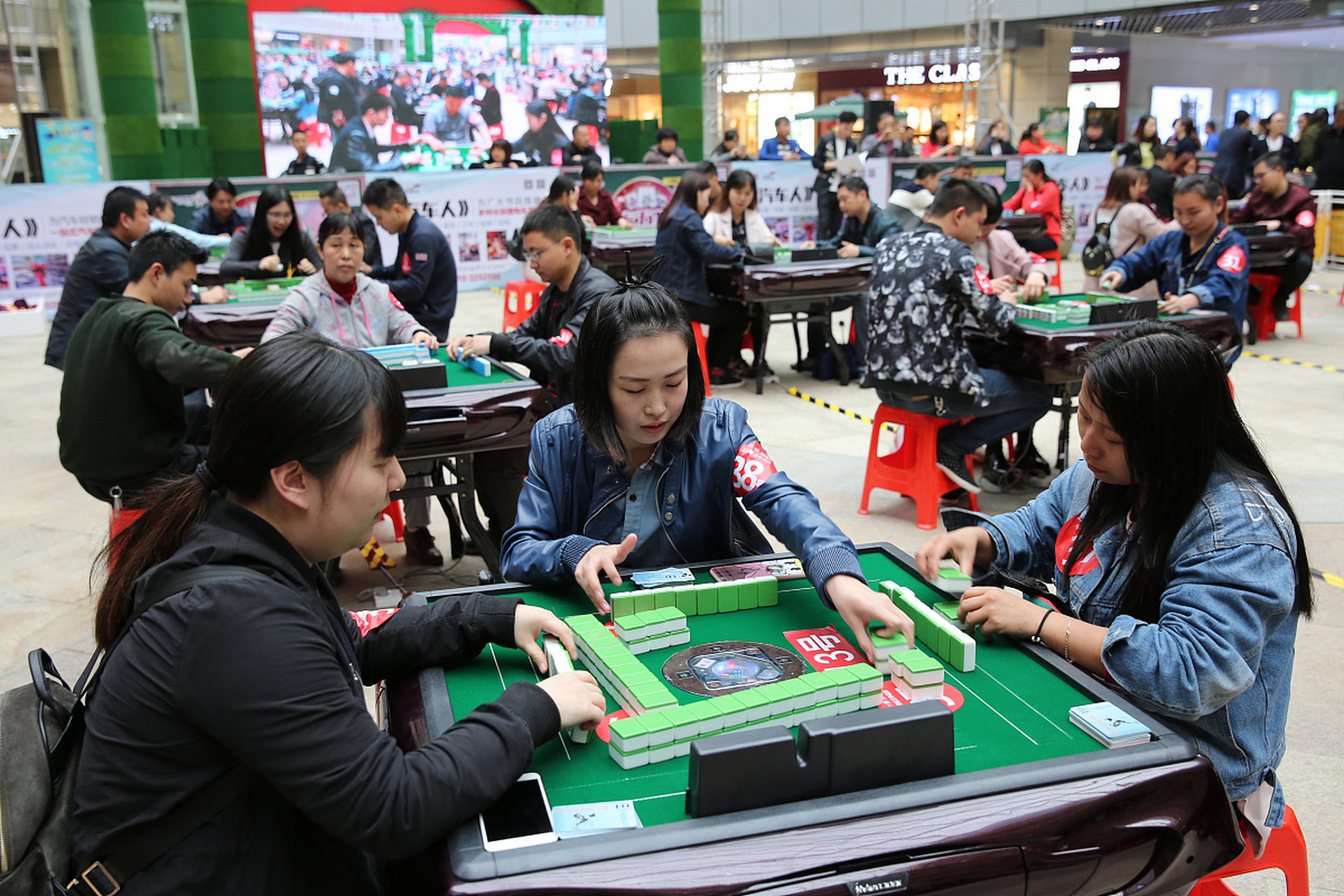 昨天老公出差,我把不到2岁的宝宝锁在家里,自己出去打麻将,一打就是一