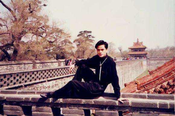 他曾是内地最帅歌星,因春晚一度走红,却在梅艳芳出殡当天猝死