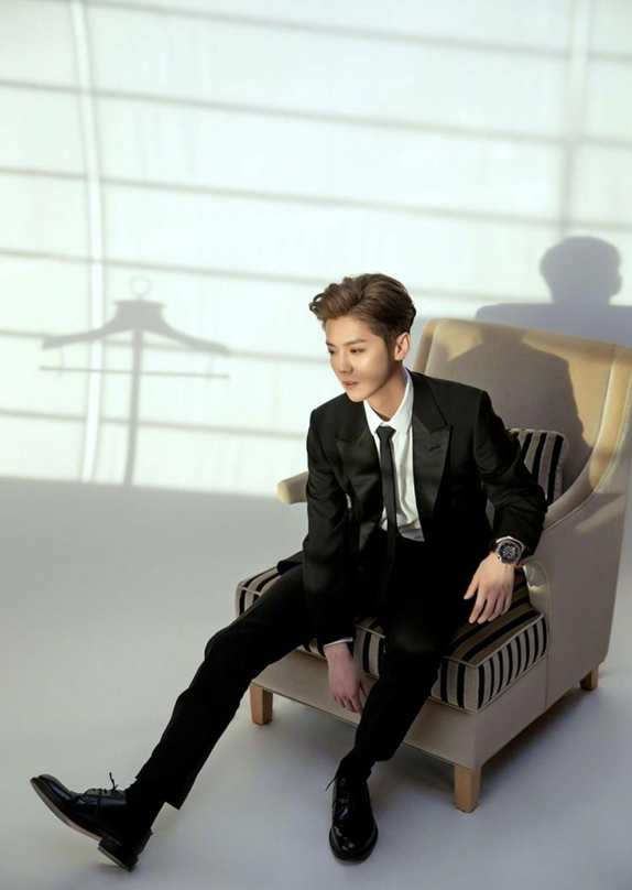 鹿晗多种西装造型亮相,驾驭出不同风格,时髦又气质,你喜欢吗?