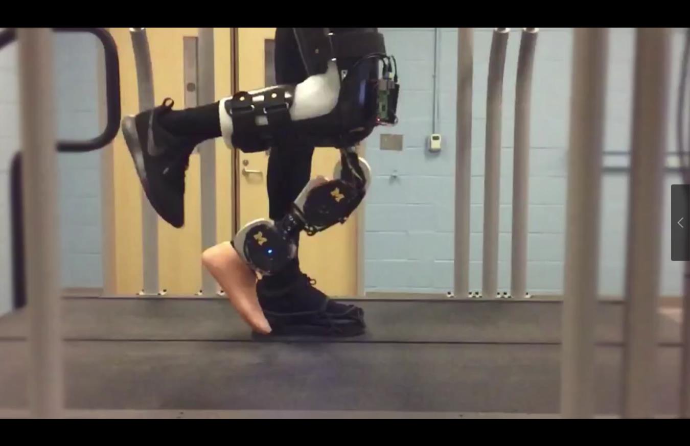 极为自然地假肢行走
