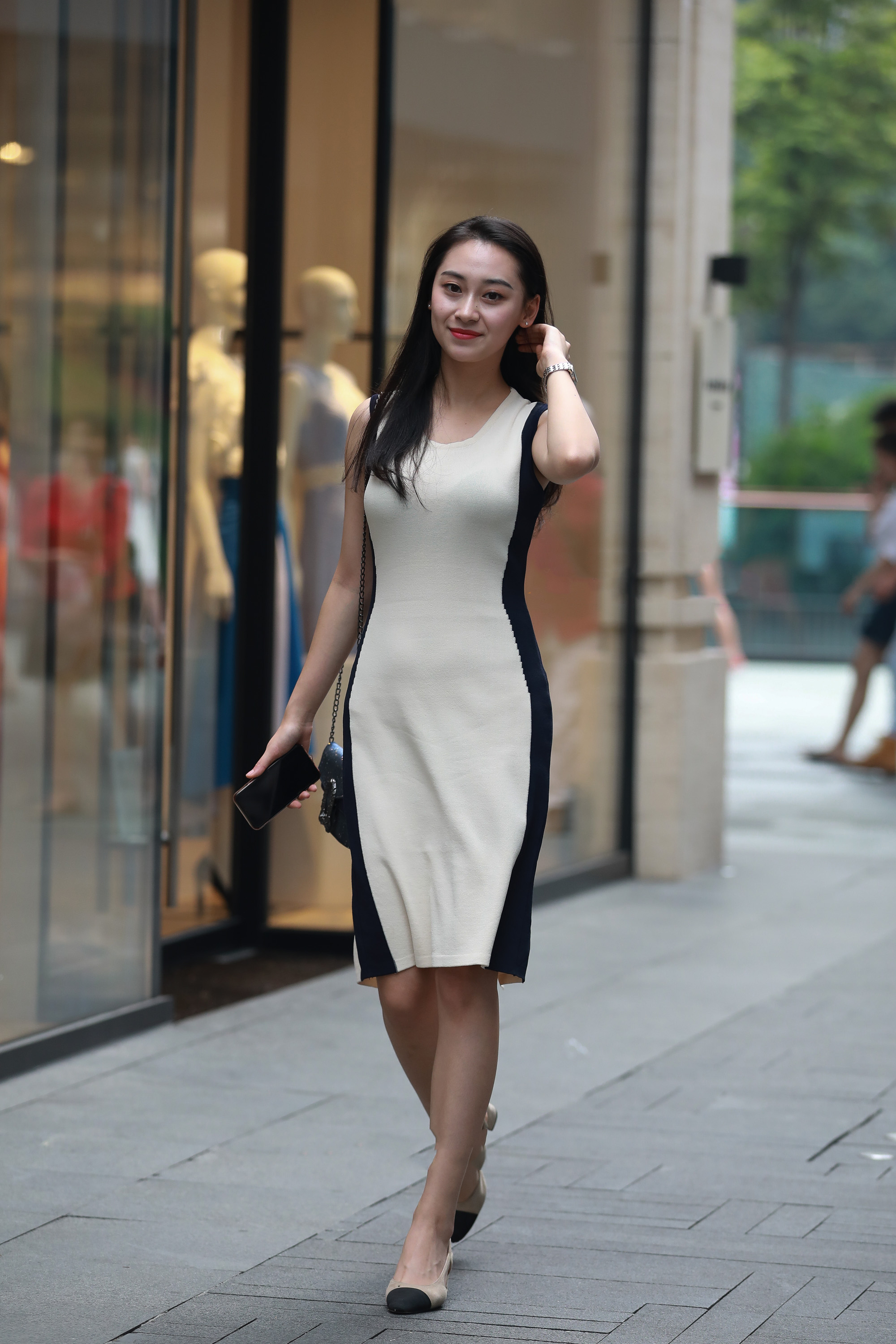 街拍:一身轻薄紧致的运动装,使少妇特有的成熟美感显露无疑