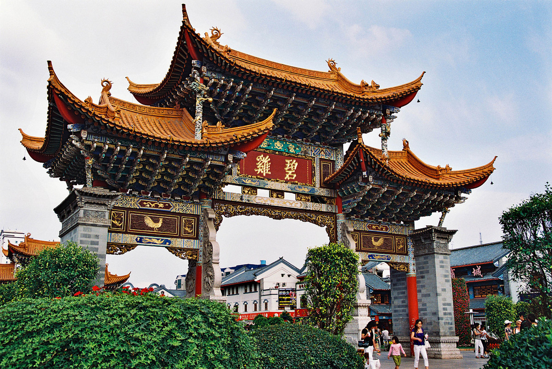 今天我要给大家介绍一处昆明古城的瑰宝——金马碧鸡坊!