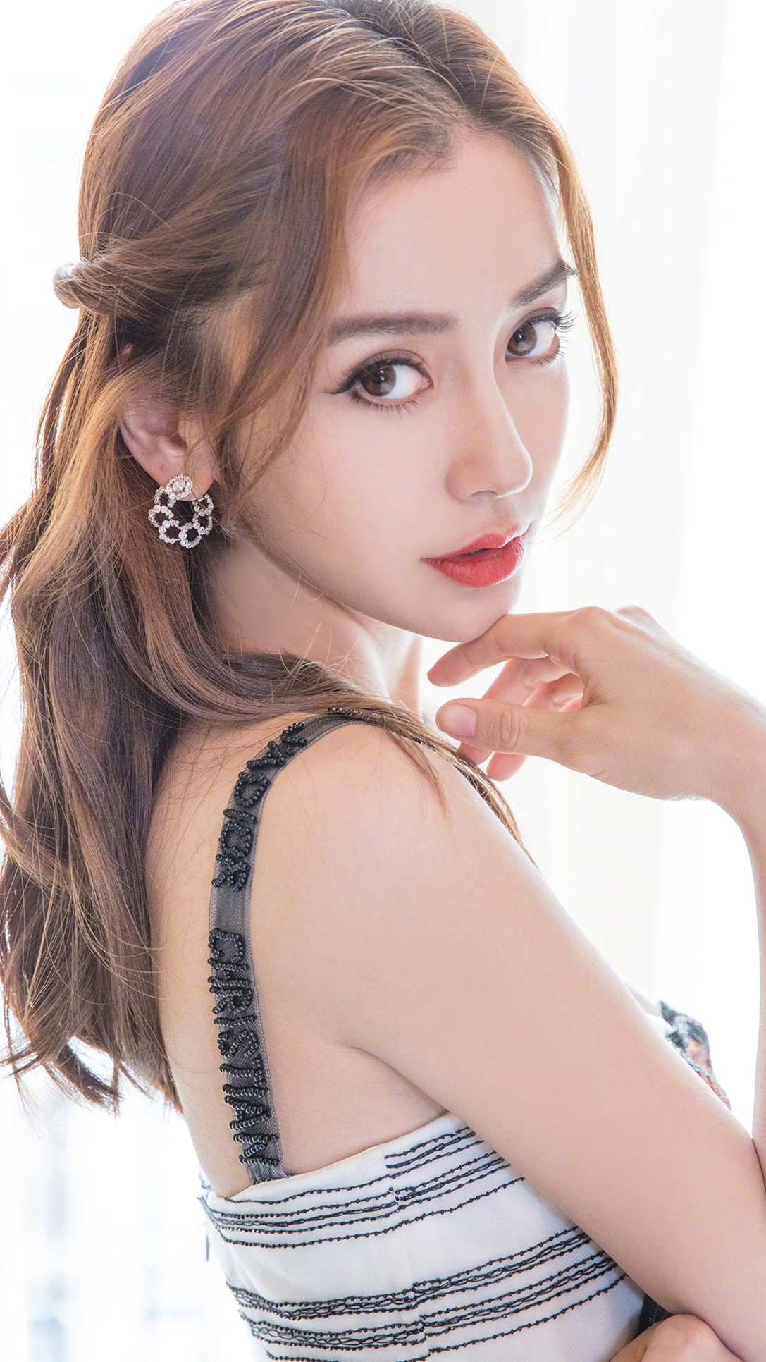 杨颖精美壁纸:如烟火般扉靡,瞬间的唯美,却定格成永恒