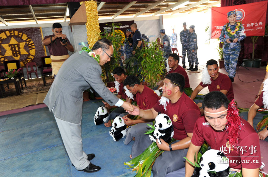 中国海军医院船官兵走进汤加中学侧记