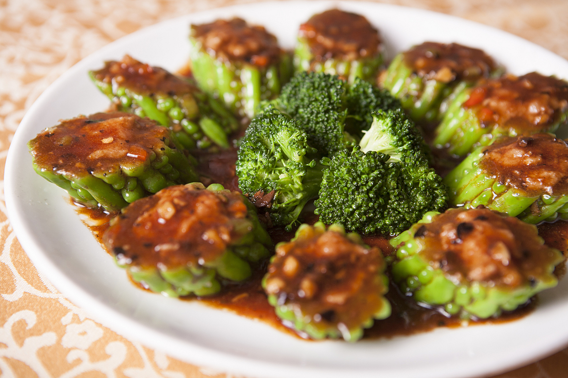 东璧龙珠,是一道源自福建的传统名菜,取材自当地的特产——东璧龙眼.