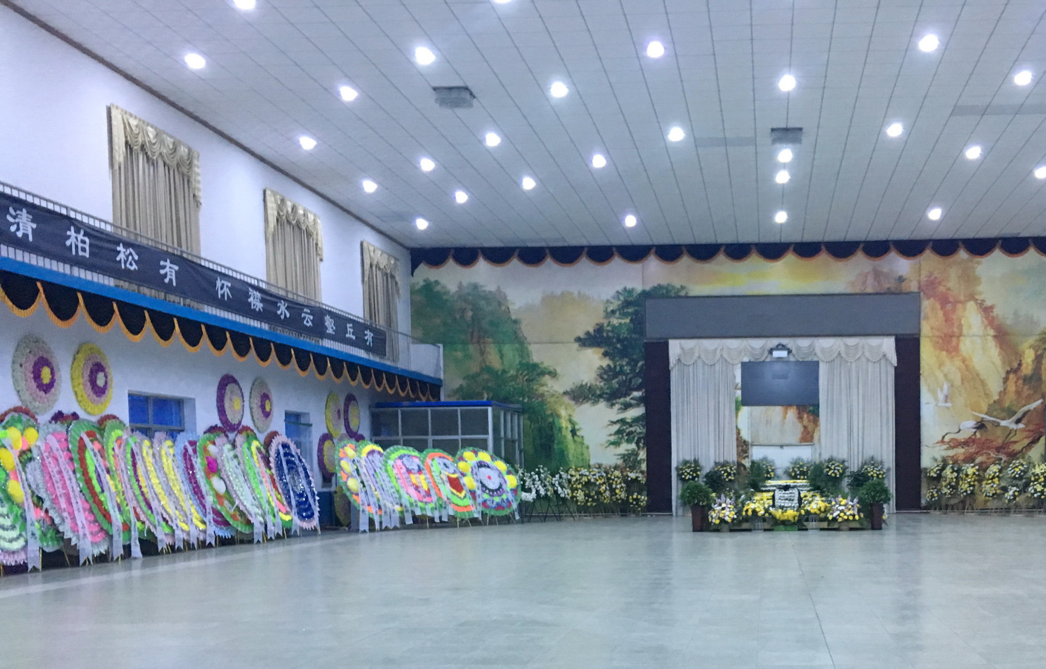 二月河追悼会南阳举行:妻子神情肃穆现身,战友来送最后一程!