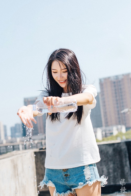 艺术摄影:还记不记得,那个和你在天台玩水的小学妹?