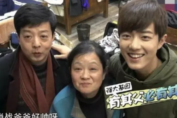 肖战家基因太强大!相差25岁父子长一模一样,一家人都是高颜值